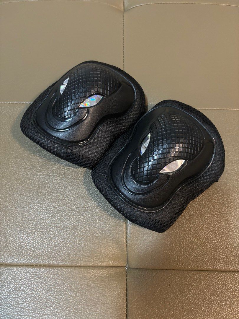 Knee pads (Category: Skates, Rollerblades & Scooters) located in Taguig. Submitted by sunsethaze (Listing ID 1325910375, Image 1). Description: .