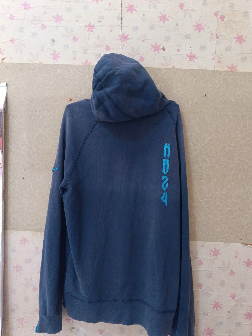 Kobe Hoodie (Category: Activewear) located in Tacurong. Submitted by markisells (Listing ID 1325932216, Image 3). Description: 📌 Please Read before purchasing 📌Issue mini crack prints, lightly faded but still good. 📌 Rubberized Design Medium size: 19.5 x 27.5 JNT SHIPPING NATIONWIDE.