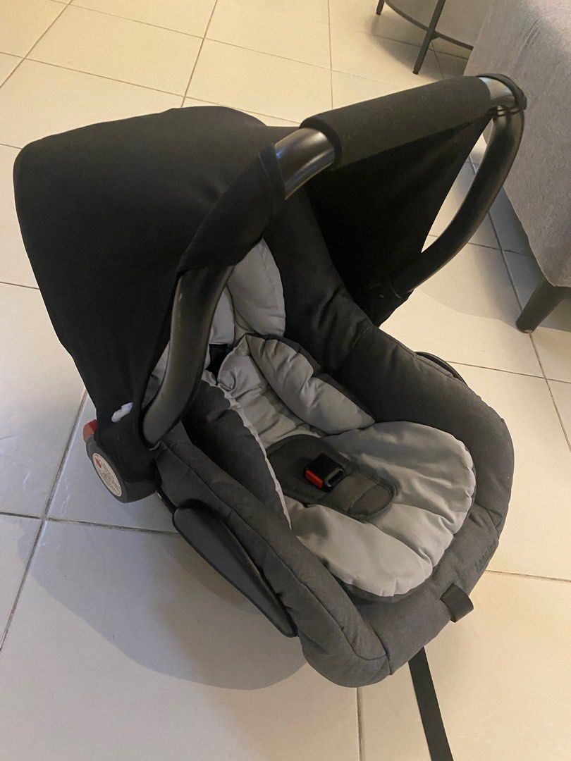 Looping Squizz 3 Car Seat/Carrier with Adapter (Category: Car Seats) located in Bacoor. Submitted by _bybianx (Listing ID 1325942257, Image 1). Description: Preloved Looping Squizz 3 car seat, with minor flaws (please see photos). RFS: outgrown & decluttering For lalamove pick-up only 📍Bacoor, Cavite.