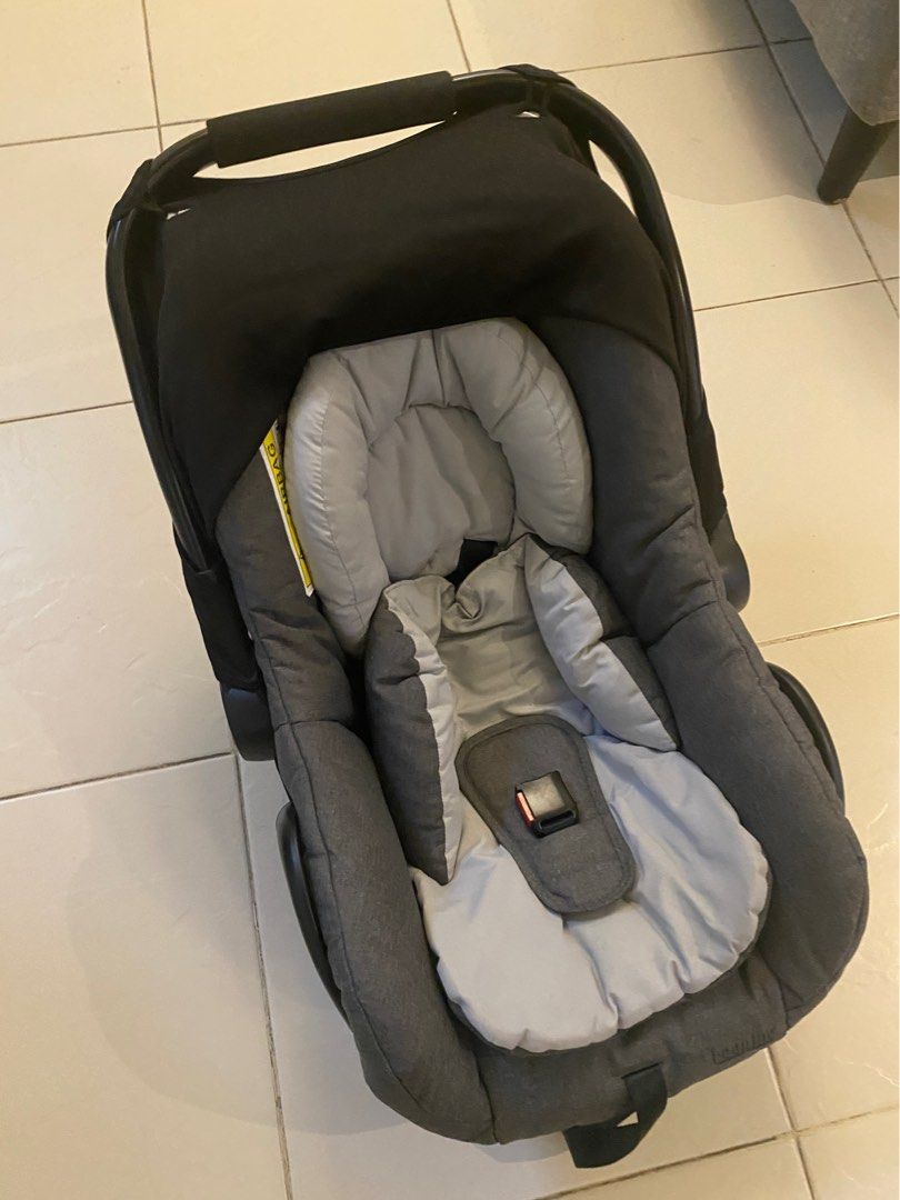 Looping Squizz 3 Car Seat/Carrier with Adapter (Category: Car Seats) located in Bacoor. Submitted by _bybianx (Listing ID 1325942257, Image 2). Description: Preloved Looping Squizz 3 car seat, with minor flaws (please see photos). RFS: outgrown & decluttering For lalamove pick-up only 📍Bacoor, Cavite.