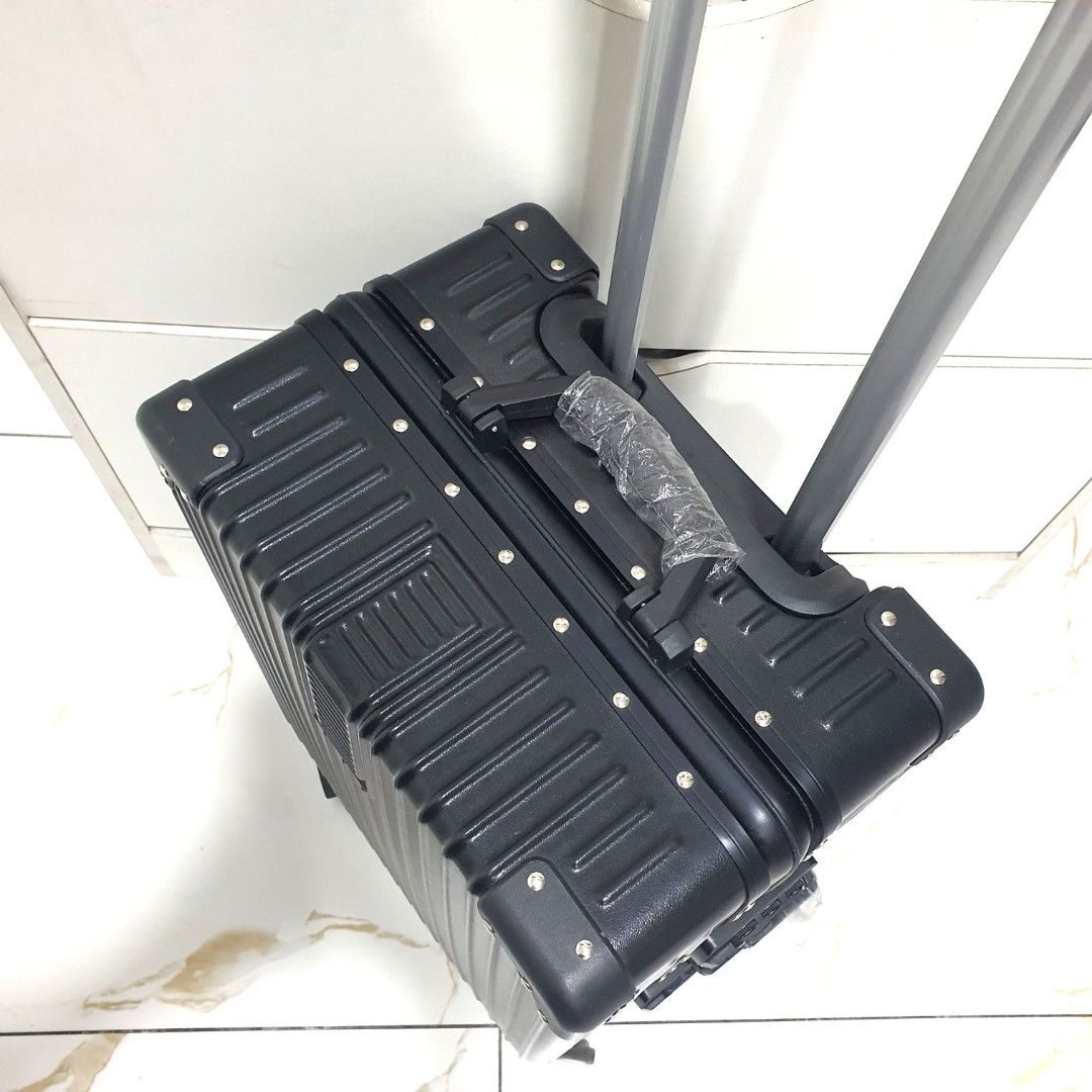 No Zipper luggage (Category: Luggage) located in Manila. Submitted by annedecluttersqc (Listing ID 1325882419, Image 3). Description: extra luggage used for 1 time check in only no major flaw just minor scratches and signs of use pero looks good and in excellent condition very nice quality 20".