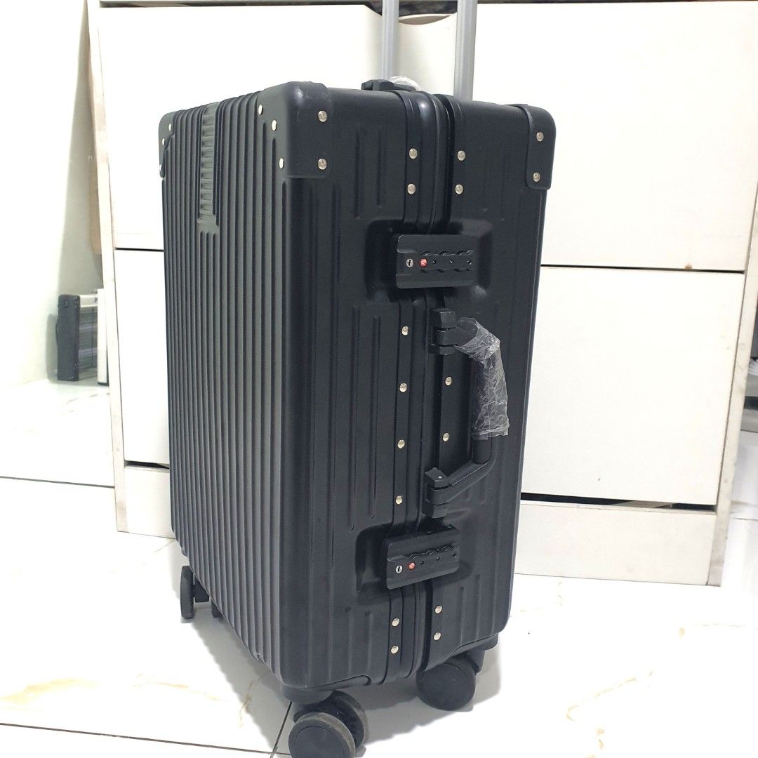 No Zipper luggage (Category: Luggage) located in Manila. Submitted by annedecluttersqc (Listing ID 1325882419, Image 1). Description: extra luggage used for 1 time check in only no major flaw just minor scratches and signs of use pero looks good and in excellent condition very nice quality 20".