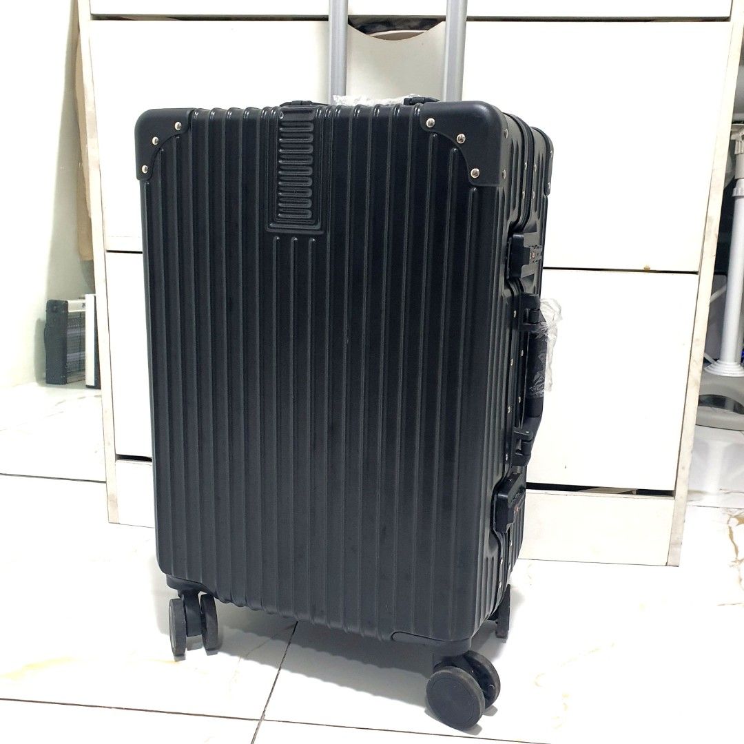 No Zipper luggage (Category: Luggage) located in Manila. Submitted by annedecluttersqc (Listing ID 1325882419, Image 2). Description: extra luggage used for 1 time check in only no major flaw just minor scratches and signs of use pero looks good and in excellent condition very nice quality 20".