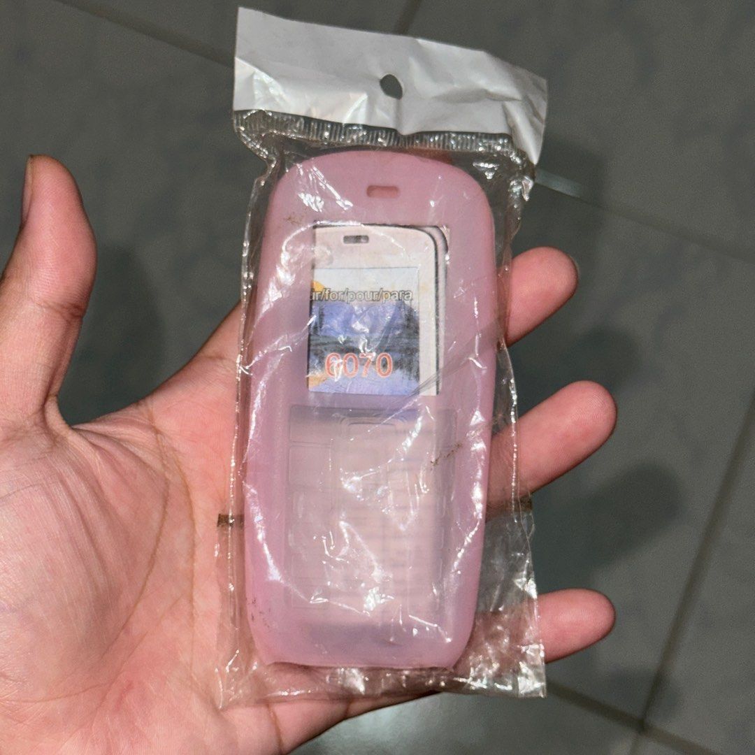 Nokia 6070 Silicone Cover (Category: Cases & Covers) located in Binan City. Submitted by aeiryse (Listing ID 1325916135, Image 3). Description: This silicone cover is for Nokia 6070 model phone..