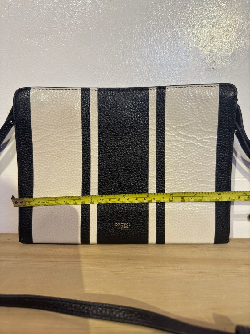 Oroton Anna Crossbody Bag (Category: Luxury Bags & Wallets) located in Pasig City. Submitted by armoire_deluxe (Listing ID 1325857867, Image 3). Description: Pre💕 item. In good condition..