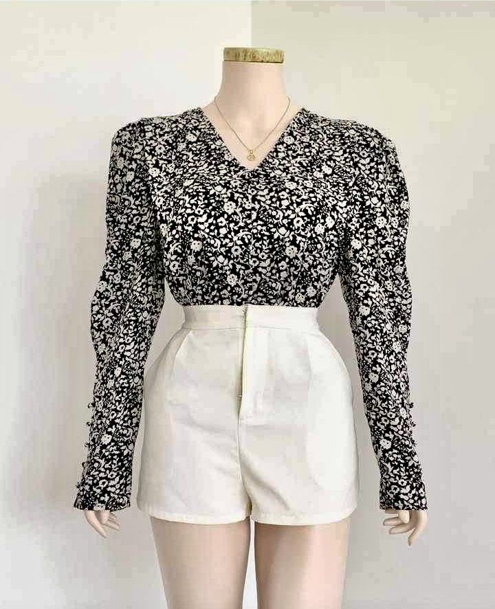 Puff Sleeve Top (Category: Blouses) located in Manila. Submitted by sofiamaxclothing (Listing ID 1325911601, Image 1). Description: Fits medium-large.