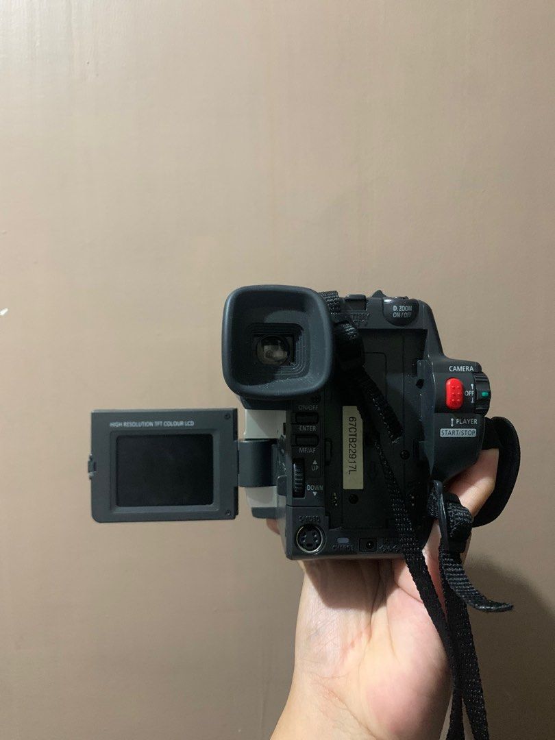 Samsung VP-L700 Hi8 Camcorder (Category: Video Cameras) located in El Nido. Submitted by ryshoot (Listing ID 1325925519, Image 2). Description: Specs: - Body Condition 9/10 - 6.0 megapixels - 880x Digital Zoom - All functions working, Buttons working Issue: No battery included. Need to plug it to use it or buy a new battery. Inclusion: - Camera Unit - Hand strap - Camera Neck Strap - Original AC Power Adapter Selling AS IS. Buy at your own risk. 