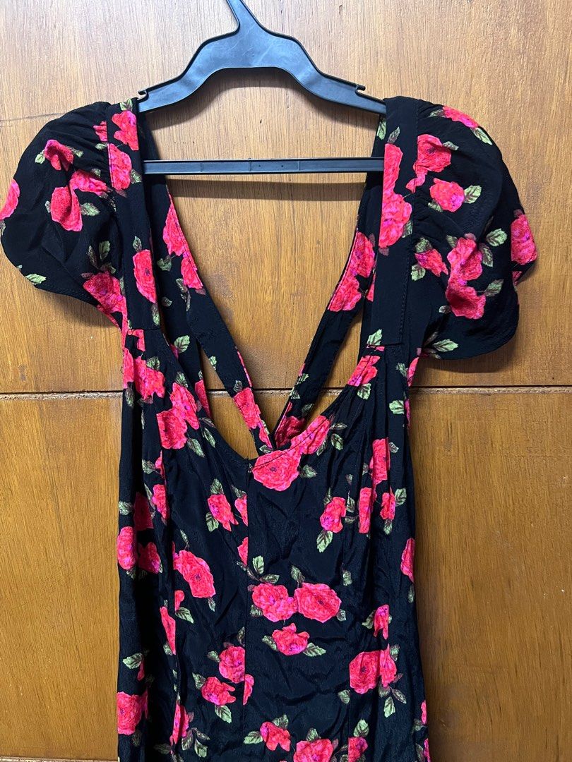 Sexy open back floral dress (Category: Evening dresses & gowns) located in Pasig City. Submitted by sandybels (Listing ID 1325959425, Image 2). Description: Very sexy! Fits perfectly medium frame S-m.