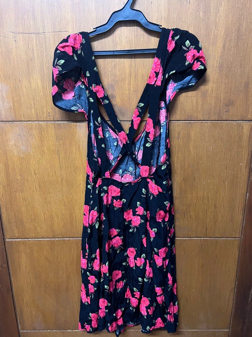 Sexy open back floral dress (Category: Evening dresses & gowns) located in Pasig City. Submitted by sandybels (Listing ID 1325959425, Image 3). Description: Very sexy! Fits perfectly medium frame S-m.