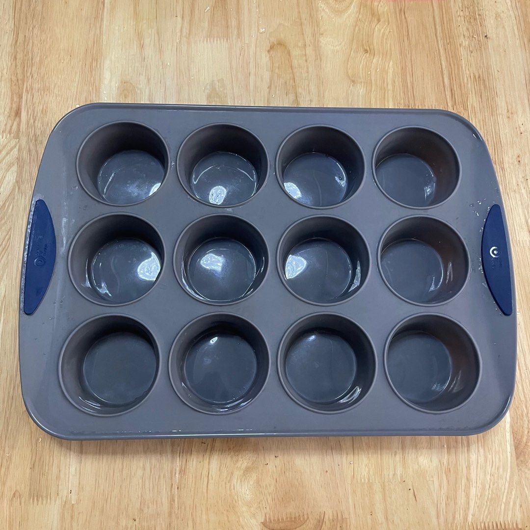 Silicone Cupcake Muffin Baking Pan 12 molds (Category: Bakeware) located in San Jose. Submitted by salt02 (Listing ID 1325811227, Image 2). Description: Lightly used From US .