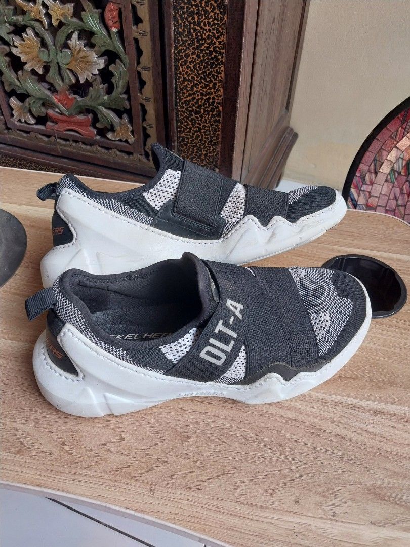 Skechers dlt-a, Fesyen Pria, Sepatu Sneakers di Carousell