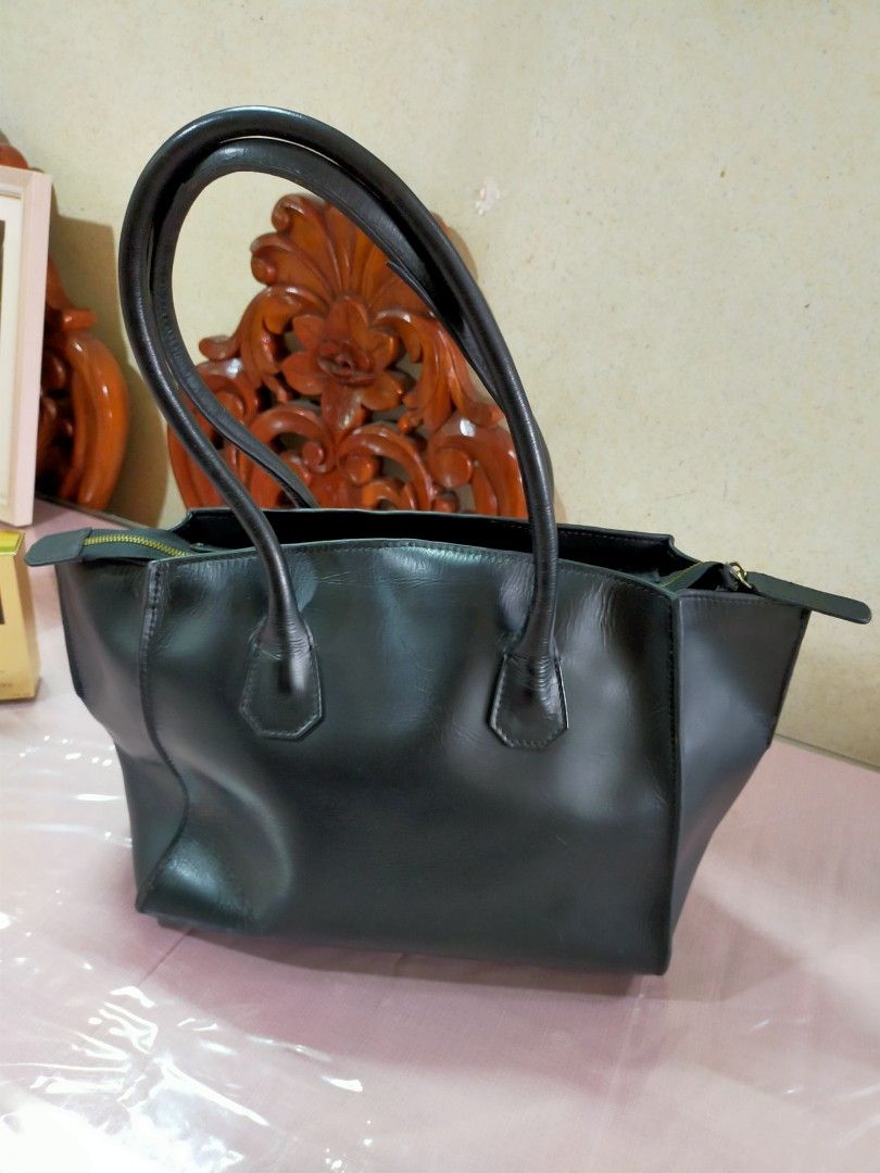 The Tannery Manila (Category: Luxury Bags & Wallets) located in Quezon City. Submitted by mcmp1216 (Listing ID 1325865460, Image 3). Description: Pre-owned Black Leather Price negotiable.