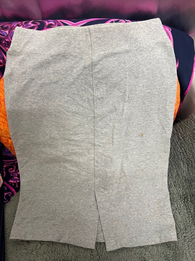 Uniqlo grey pencil skirt (Category: Skirts) located in Pasig City. Submitted by sandybels (Listing ID 1325960409, Image 2). Description: Flattering. With minimal washable stain.