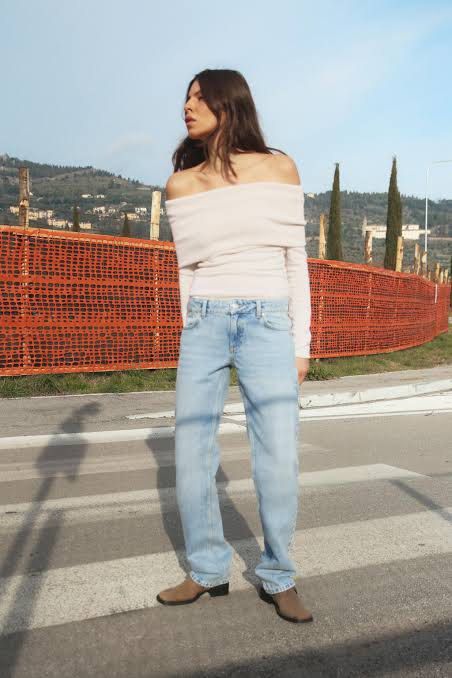 Zara Low Rise Straight Pants (Category: Jeans) located in Quezon City. Submitted by hanas.declutter (Listing ID 1325928319, Image 2). Description: - same jeans as the one on the pictures but in black - looks gray on camera but is actually black 🖤.