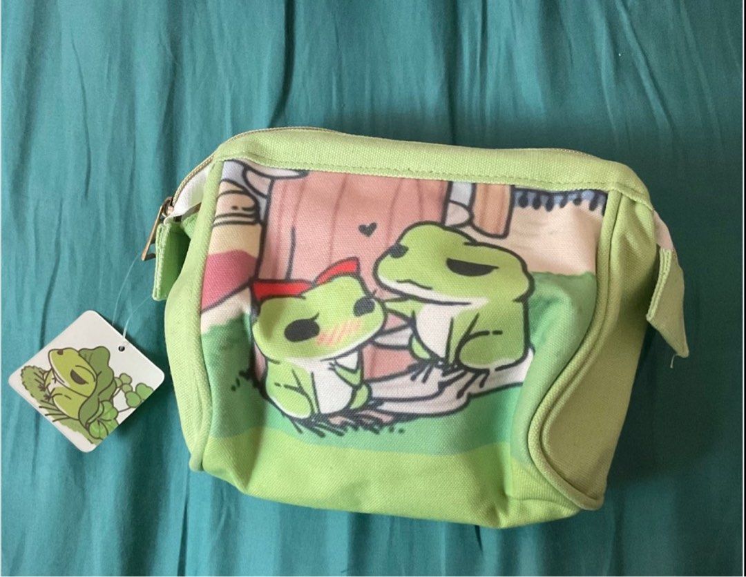 綠色帆布包旅行青蛙旅蛙相親相愛大開口文具包化妝包行動電源小物包旅行盥洗包, 她的時尚, 包包、錢包, 手拿包在旋轉拍賣