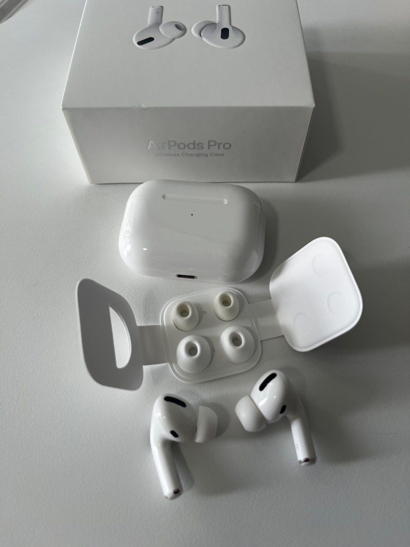 AirPods Pro Wireless Charging Case