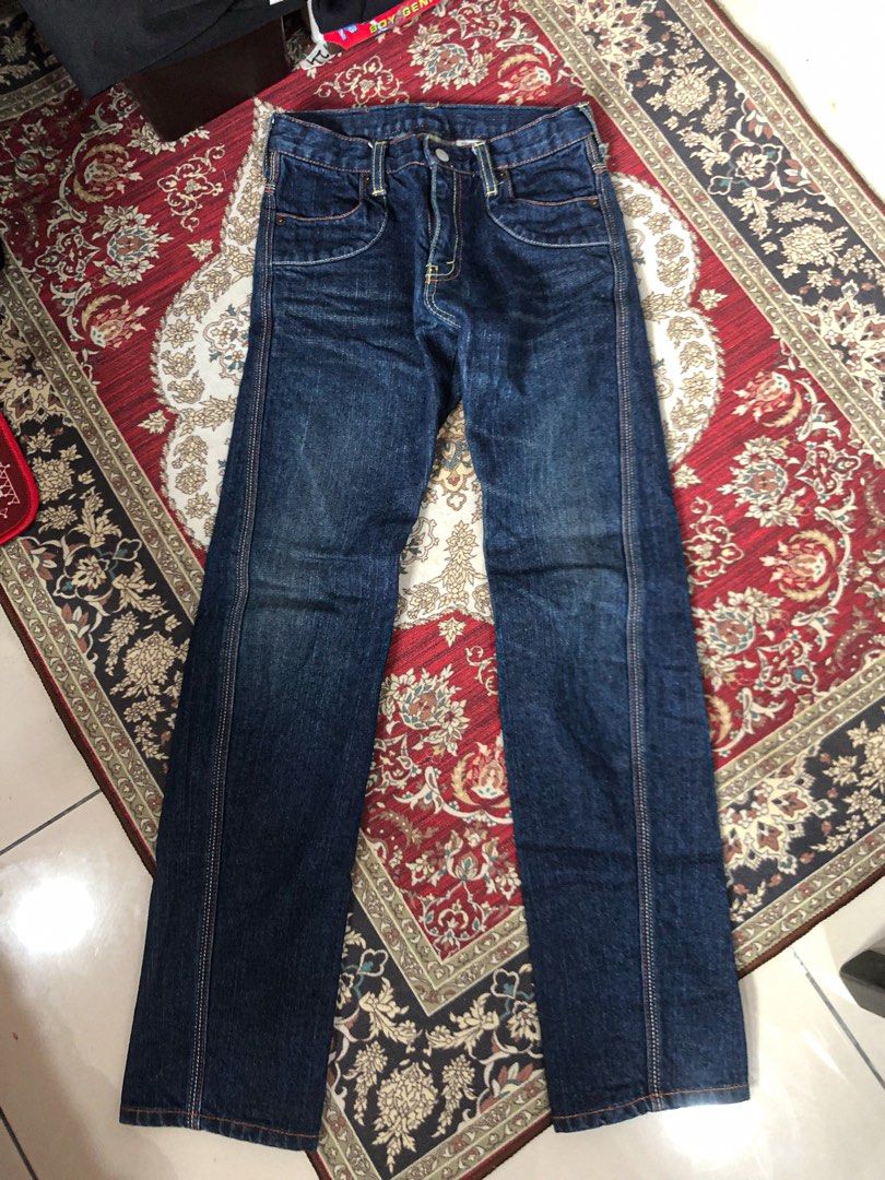 JEANS LEVIS (Category: Jeans) located in Klang. Submitted by locksell (Listing ID 1326052607, Image 1). Description: JEANS LEVIS WOMEN SIZE 26 PANJANG 36 CONDITION 9/10 RM40 BERMINAT PM.