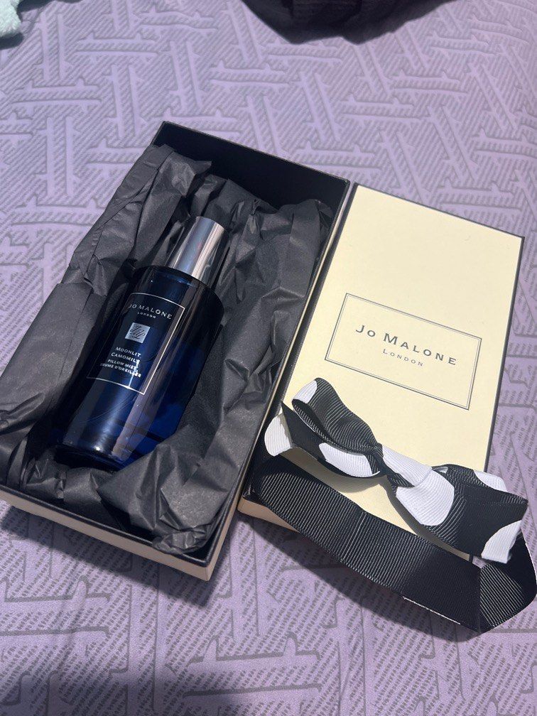 JML Moonlit Camomile (Category: Fragrance & Deodorants) located in Muntinlupa City. Submitted by llyresh (Listing ID 1326118606, Image 1). Description: Create a sense of evening reverie with a fresh and inspiring blend of English camomile leaves and an accord of night-blooming moonflowers, enveloped in cocooning white musk. Mist over bedding and soft fabrics to enhance your night-time ritual. - JML.