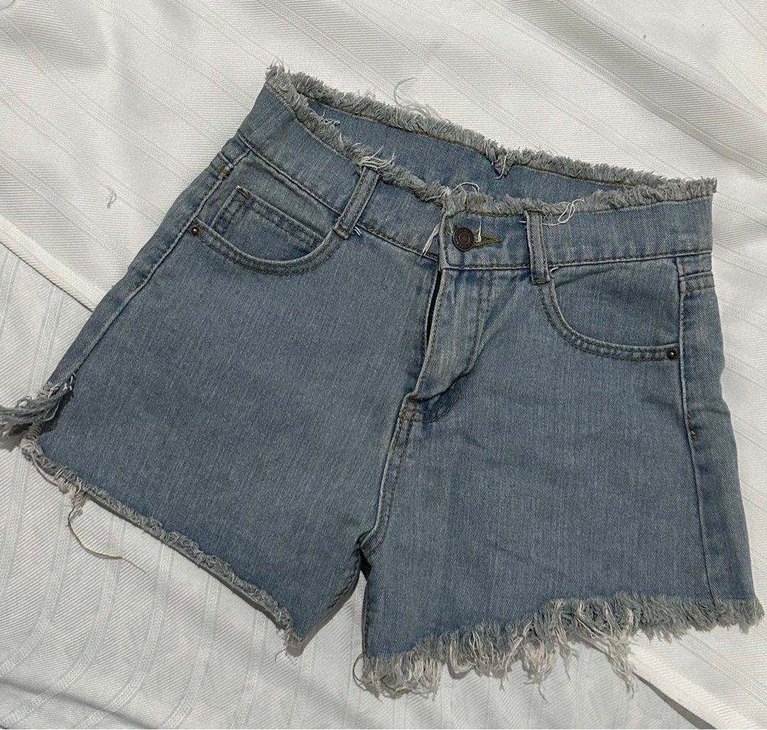 Light Denim Shorts (Category: Shorts) located in San Jose del Monte. Submitted by redcarts (Listing ID 1326134378, Image 1). Description: Well used but still good condition! No stains. See picture for reference :) Zipper and button ✅ Not for sensitive ❌ SIZE: Small to Medium (Waist 25-26 inches) 11 inches length .