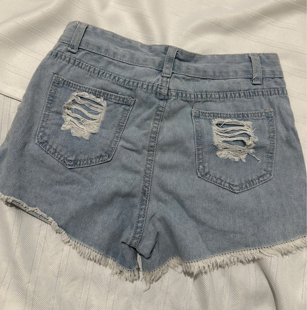 Light Denim Shorts with Flower Patch (Category: Shorts) located in San Jose del Monte. Submitted by redcarts (Listing ID 1326134587, Image 2). Description: patch peels off, its sewn on though! fixable :) zipper and button ✅ not for sensitive ❌ SIZE: Small to Medium (Waist: 25-26 inches) 10 inches length front, 11.5 inches length back.