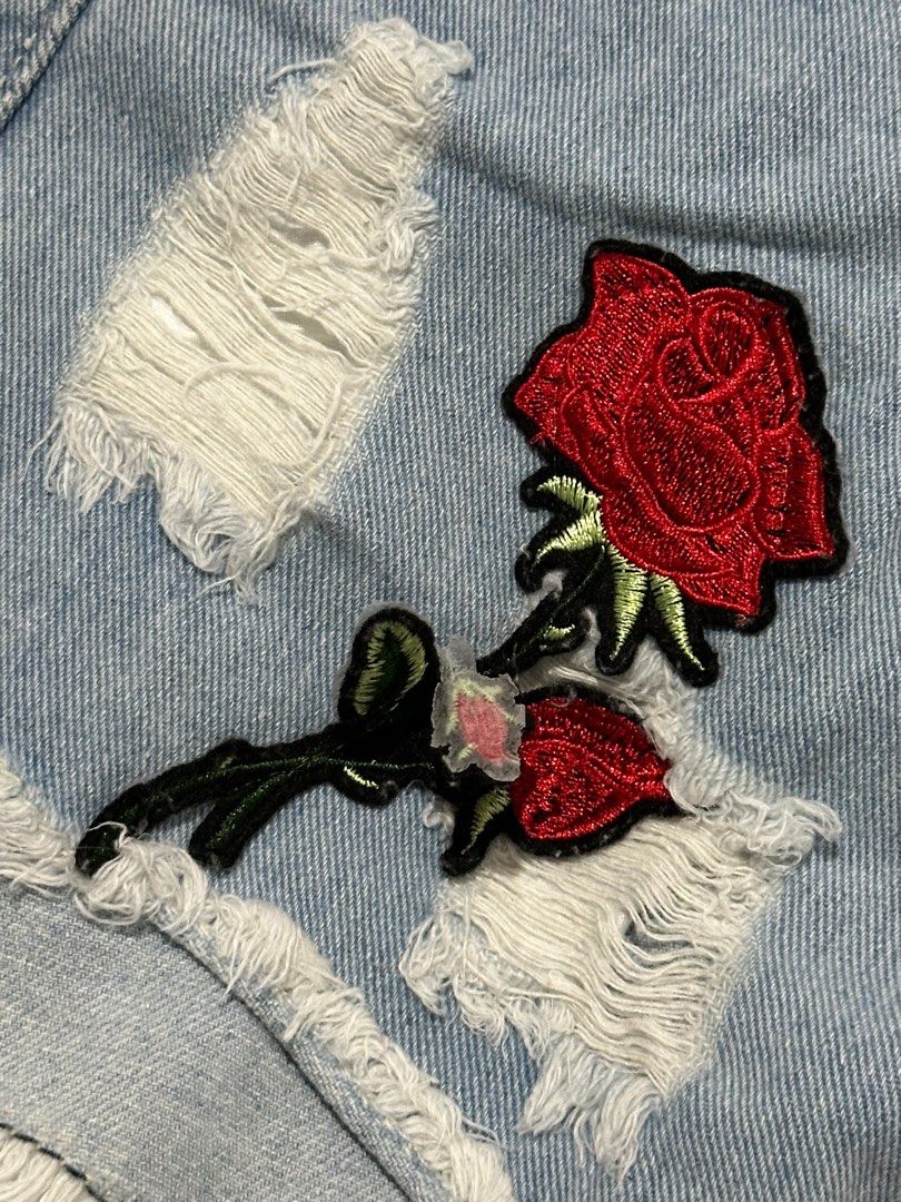 Light Denim Shorts with Flower Patch (Category: Shorts) located in San Jose del Monte. Submitted by redcarts (Listing ID 1326134587, Image 3). Description: patch peels off, its sewn on though! fixable :) zipper and button ✅ not for sensitive ❌ SIZE: Small to Medium (Waist: 25-26 inches) 10 inches length front, 11.5 inches length back.
