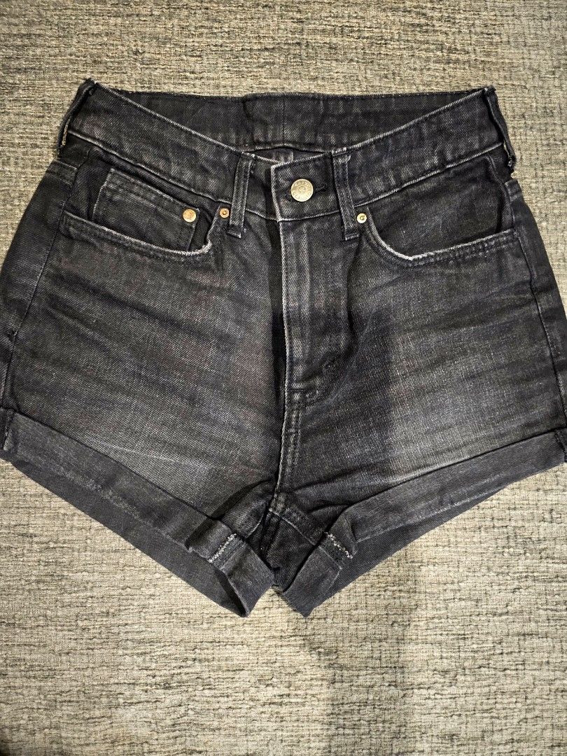 Like New! H&M Black Washed Highwaist Denim Short