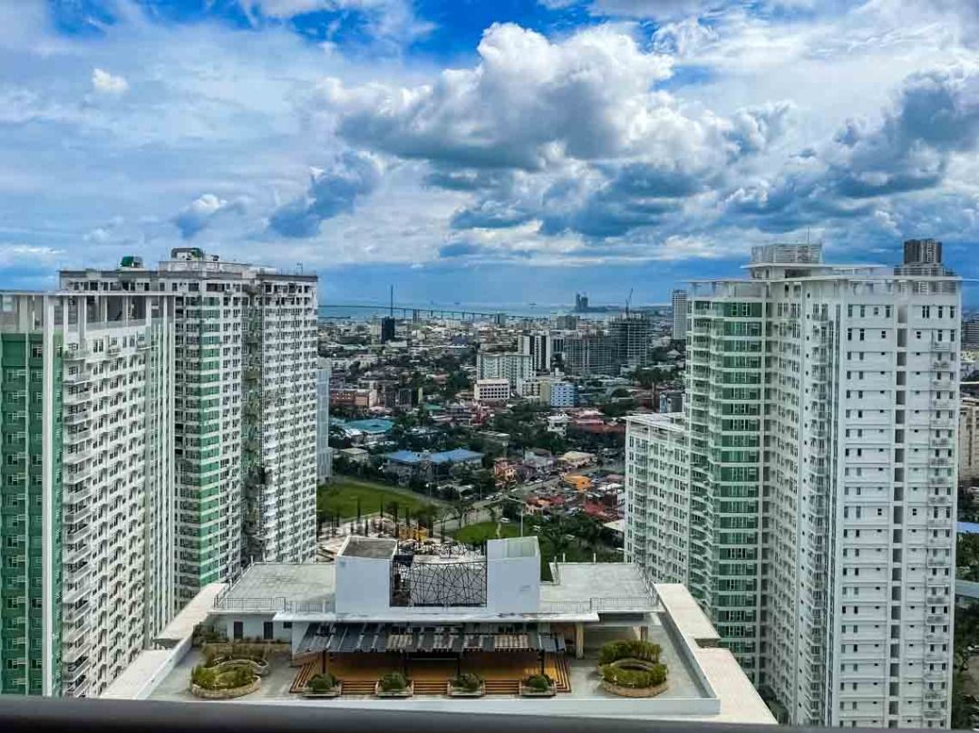 Picture Idea: Luxurious Condo With Panoramic City Views In The Alcoves Property