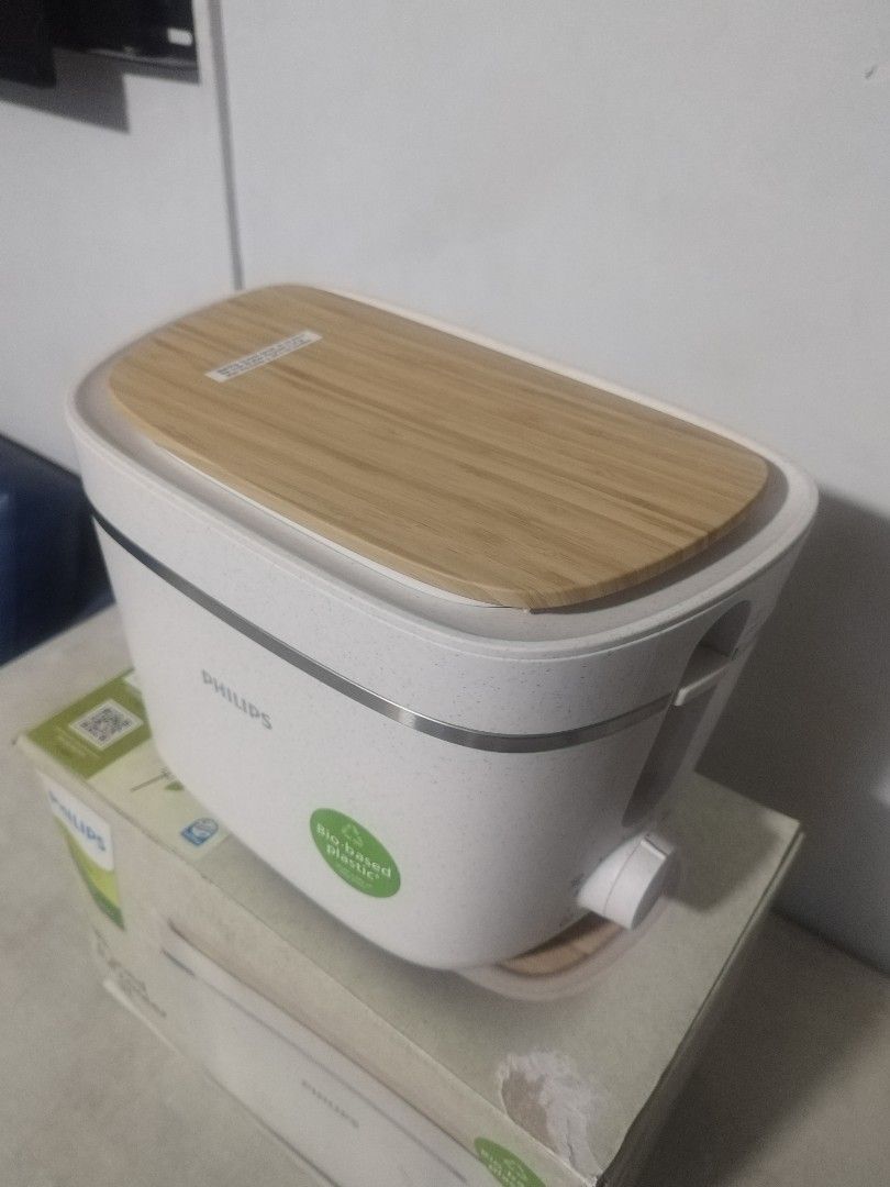 Philips Toaster 5000 Series (Category: Ovens & Toasters) located in Taytay. Submitted by mikz_1303 (Listing ID 1326091407, Image 3). Description: Philips Toaster 5000 Series Mall Pullout Used as demo and Display unit With box and manual Pm me for more info....