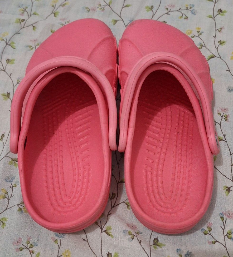 Preloved Crocs (Category: Flats & Sandals) located in Batac City. Submitted by cletzdeclutter (Listing ID 1326119221, Image 2). Description: Pls.READ the description/ ask details before making offers. DON'T MAKE OFFER IF YOU ARE NOT SURE OF GETTING THE ITEM. LAST PRICE POSTED -Preloved Crocs -Size W6 (23cm) -Self authenticate -reselling Refer to photos for the item's condition Please manage expectations when buying preloved items. Bawal sa masese