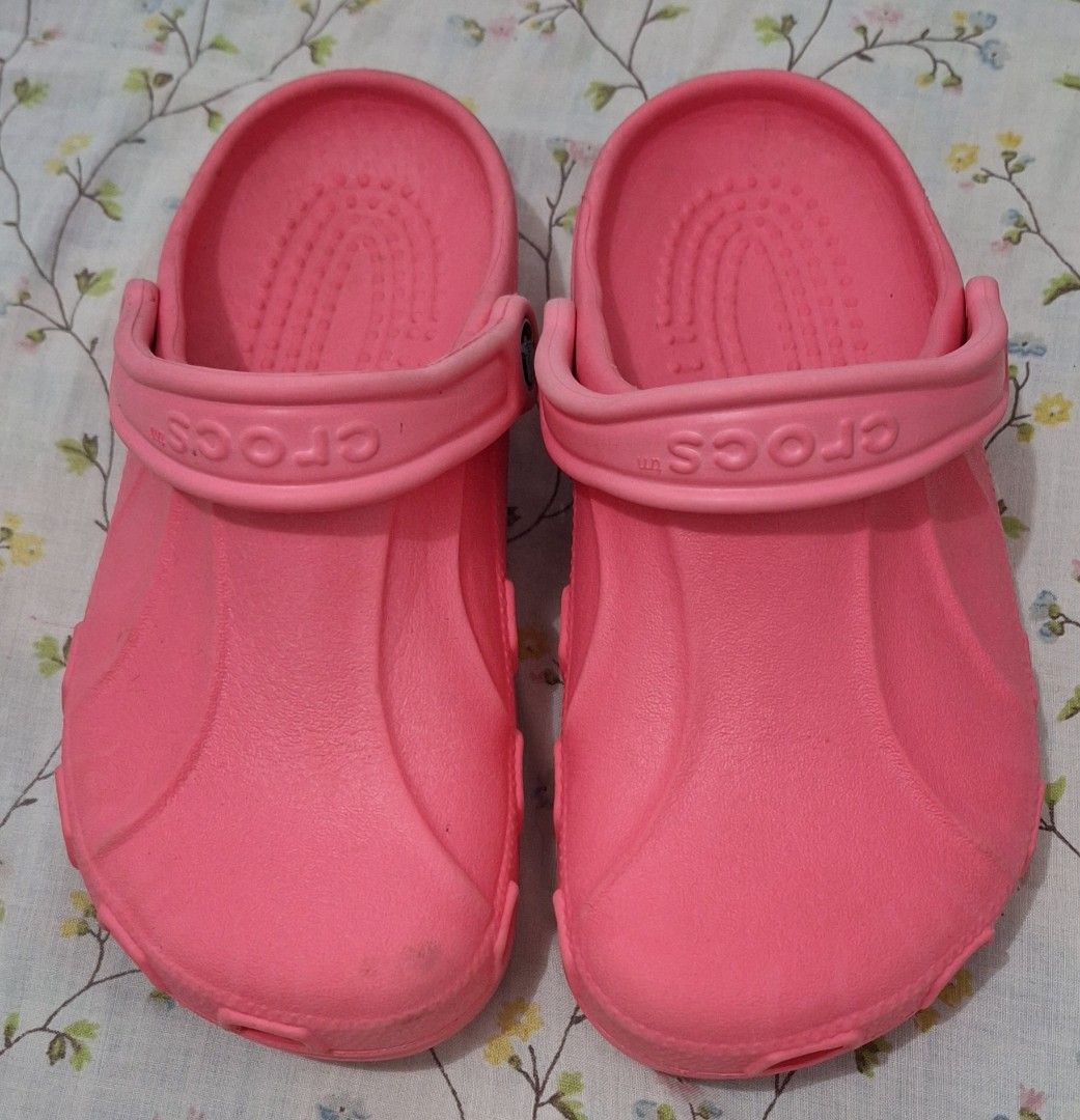 Preloved Crocs (Category: Flats & Sandals) located in Batac City. Submitted by cletzdeclutter (Listing ID 1326119221, Image 1). Description: Pls.READ the description/ ask details before making offers. DON'T MAKE OFFER IF YOU ARE NOT SURE OF GETTING THE ITEM. LAST PRICE POSTED -Preloved Crocs -Size W6 (23cm) -Self authenticate -reselling Refer to photos for the item's condition Please manage expectations when buying preloved items. Bawal sa masese