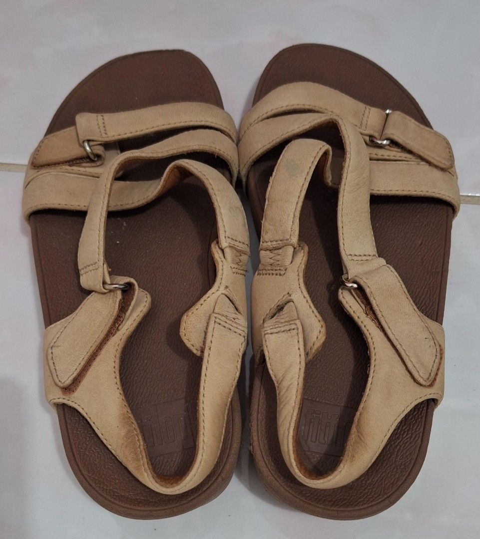 Preloved Fitflop Sandals (Category: Flats & Sandals) located in Batac City. Submitted by cletzdeclutter (Listing ID 1326120003, Image 2). Description: LAST PRICE! NO HAGGLING. Please READ the description/ ask details before making offers. Preloved Fitflop Sandals 24-24.5cm Matagal nang hindi nagagamit, nakatago lang May konting stain (kita sa photo) Refer to photos for the item's condition Please manage expectations when buying preloved items. Ba