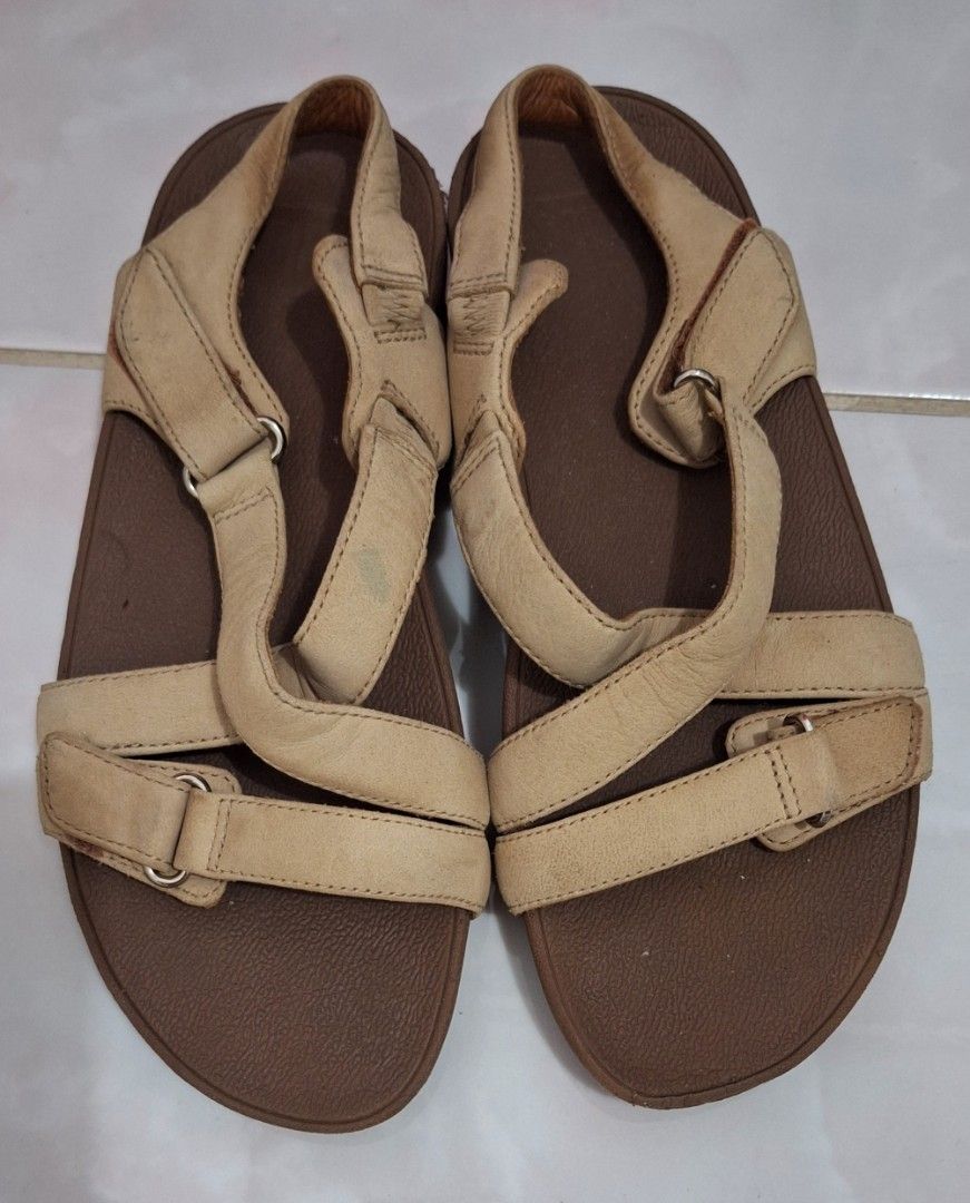 Preloved Fitflop Sandals (Category: Flats & Sandals) located in Batac City. Submitted by cletzdeclutter (Listing ID 1326120003, Image 1). Description: LAST PRICE! NO HAGGLING. Please READ the description/ ask details before making offers. Preloved Fitflop Sandals 24-24.5cm Matagal nang hindi nagagamit, nakatago lang May konting stain (kita sa photo) Refer to photos for the item's condition Please manage expectations when buying preloved items. Ba