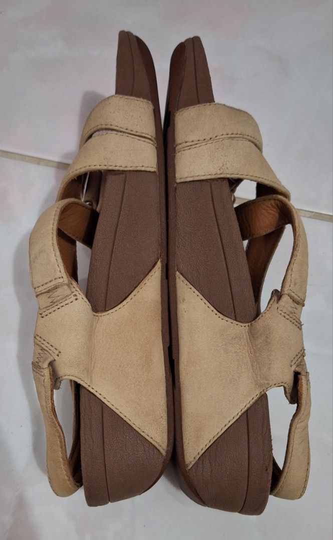 Preloved Fitflop Sandals (Category: Flats & Sandals) located in Batac City. Submitted by cletzdeclutter (Listing ID 1326120003, Image 3). Description: LAST PRICE! NO HAGGLING. Please READ the description/ ask details before making offers. Preloved Fitflop Sandals 24-24.5cm Matagal nang hindi nagagamit, nakatago lang May konting stain (kita sa photo) Refer to photos for the item's condition Please manage expectations when buying preloved items. Ba