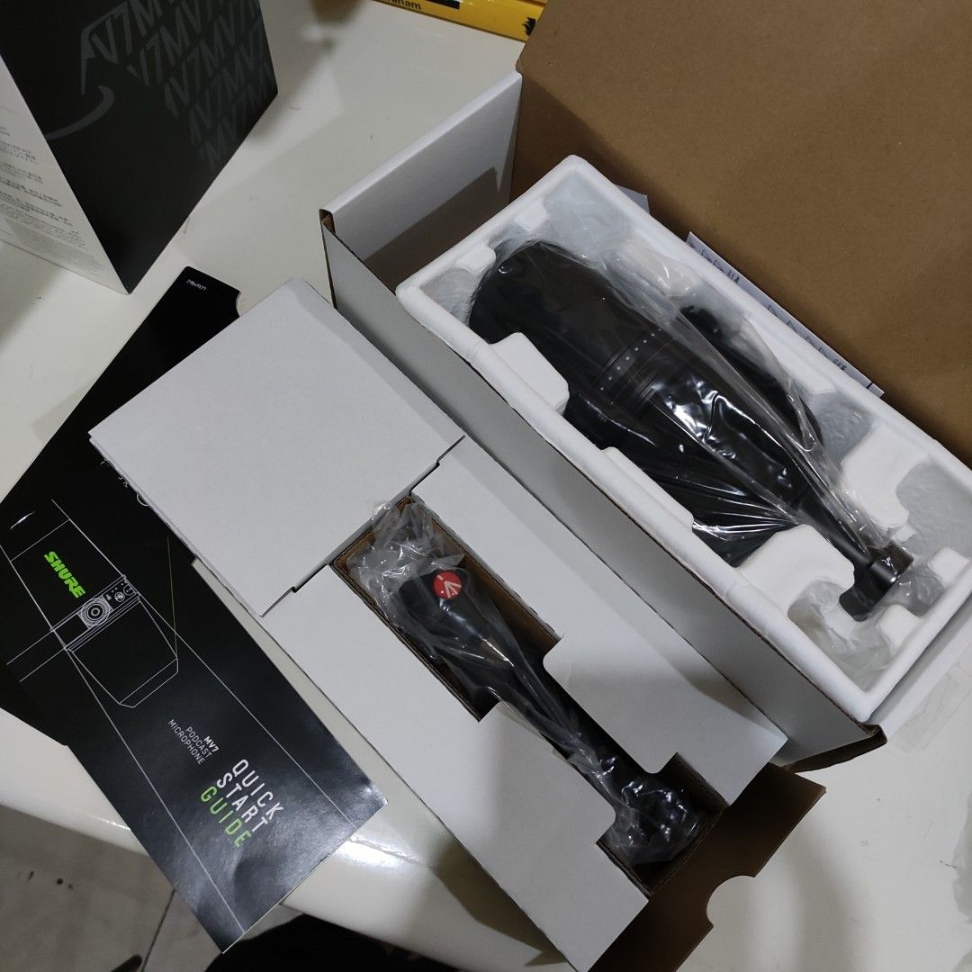 Shure MV7 Podcast Kit with Manfrotto Pixi Tripod Bundle (Brand New ...