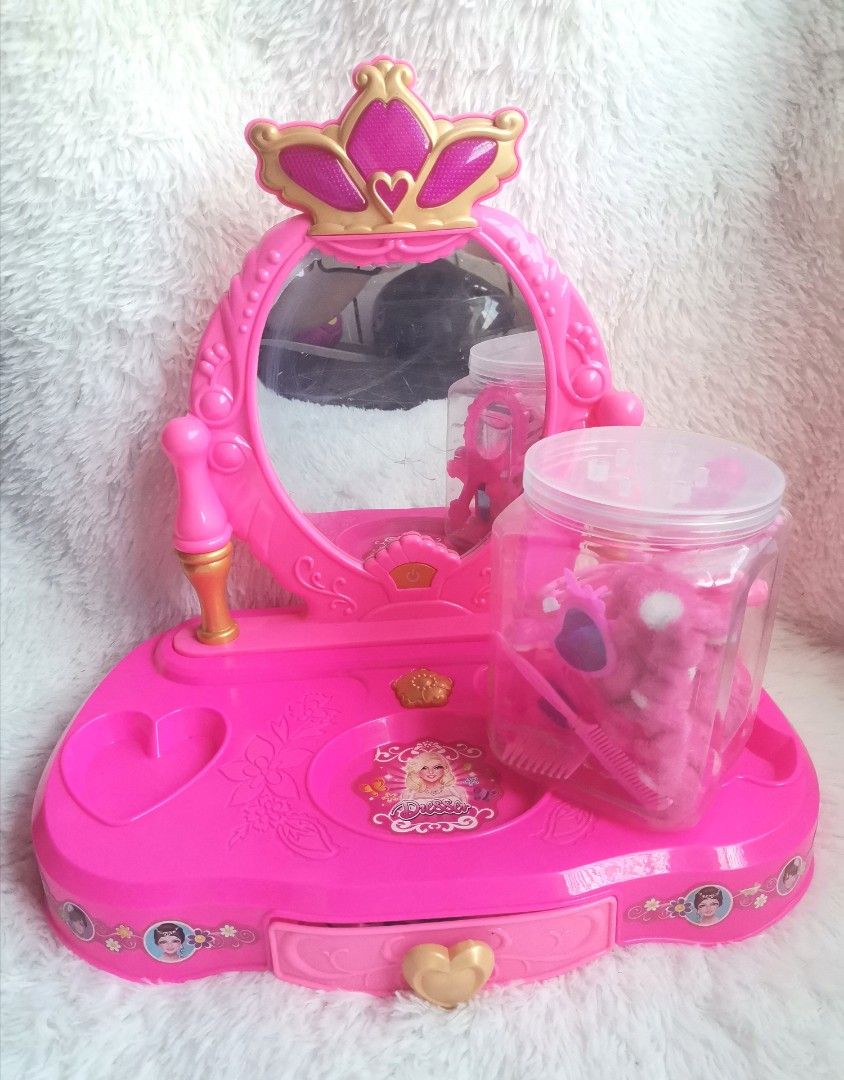 Vanity mirror Toy Beauty salon (Category: Mirrors) located in Manila. Submitted by elsapimcab06 (Listing ID 1326140031, Image 2). Description: Pink Beauty Salon Vanity Mirror with accessories Preloved Battery operated not sure if still working Issue: there is only a small crack on the mirror. But he doesn't bother. As Is ₱300 set.