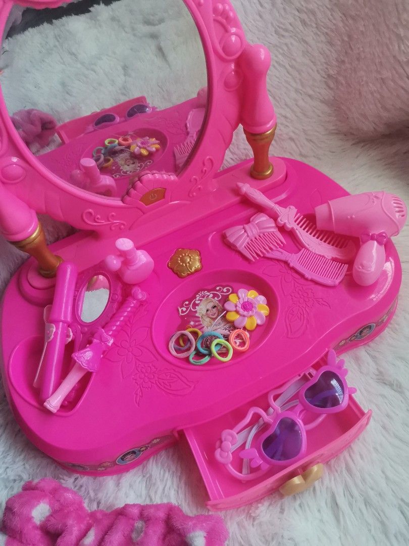 Vanity mirror Toy Beauty salon (Category: Mirrors) located in Manila. Submitted by elsapimcab06 (Listing ID 1326140031, Image 3). Description: Pink Beauty Salon Vanity Mirror with accessories Preloved Battery operated not sure if still working Issue: there is only a small crack on the mirror. But he doesn't bother. As Is ₱300 set.