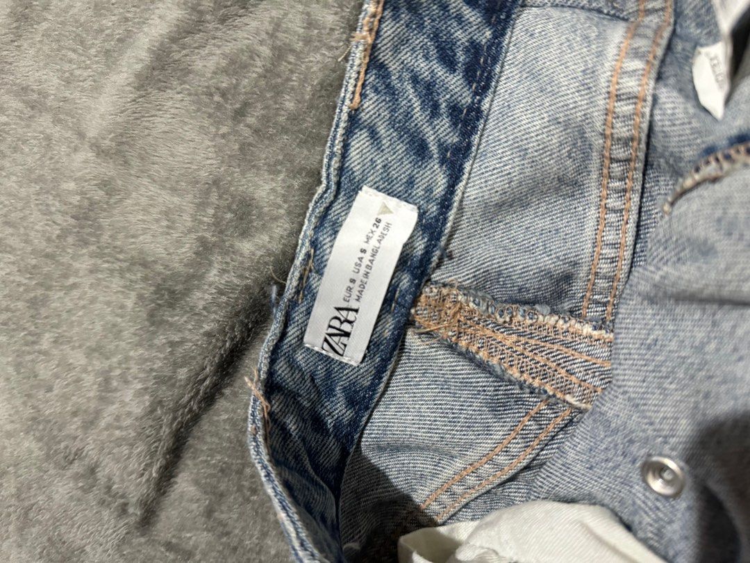Zara denim midi skirt (Category: Skirts) located in Laoag. Submitted by ally.a (Listing ID 1326142718, Image 2). Description: READ PLEASE: •RFS: Migrating to US. •What you see is what you get. No when worn and other photos available. Fixed Price. •First to pay basis. Payment via Gcash/ BPI only. •I can only ship items TODAY to items paid before 11AM. Shipping via J&T only. .