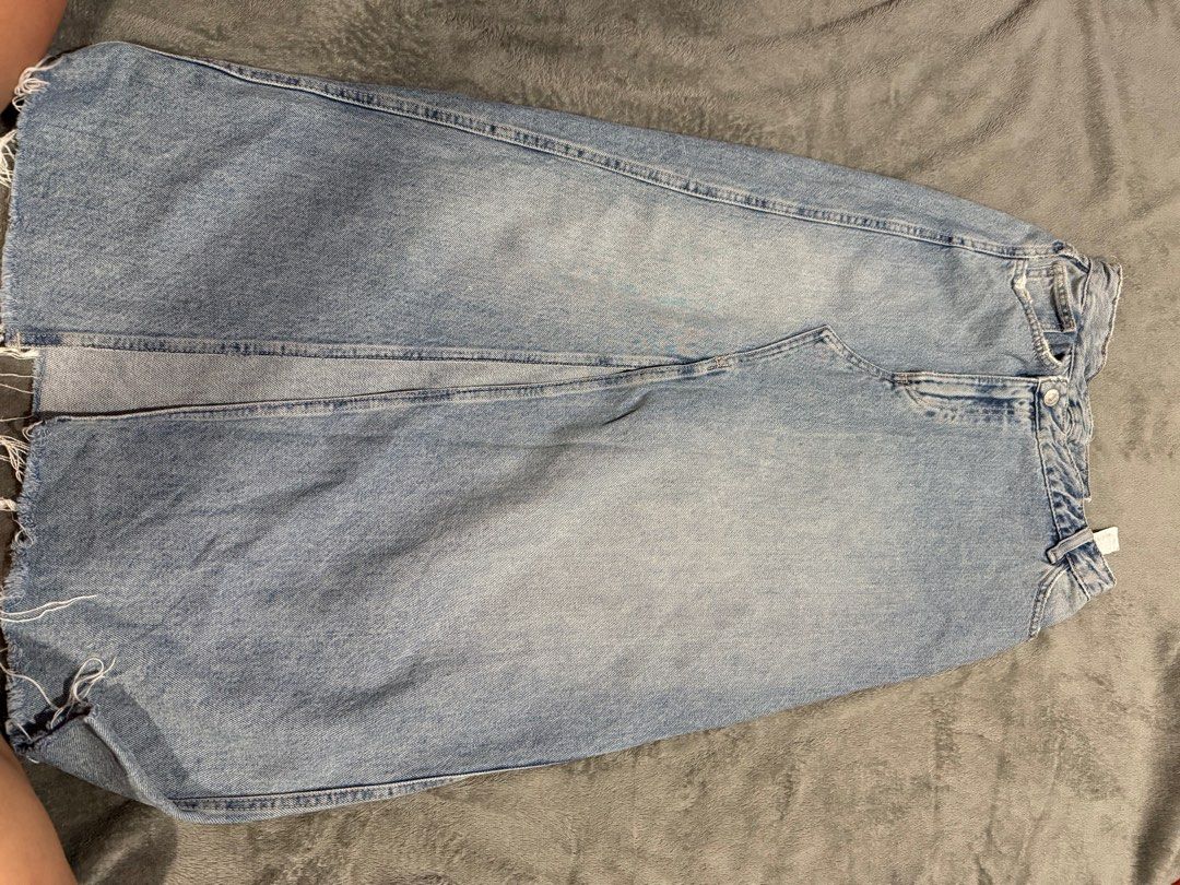 Zara denim midi skirt (Category: Skirts) located in Laoag. Submitted by ally.a (Listing ID 1326142718, Image 1). Description: READ PLEASE: •RFS: Migrating to US. •What you see is what you get. No when worn and other photos available. Fixed Price. •First to pay basis. Payment via Gcash/ BPI only. •I can only ship items TODAY to items paid before 11AM. Shipping via J&T only. .