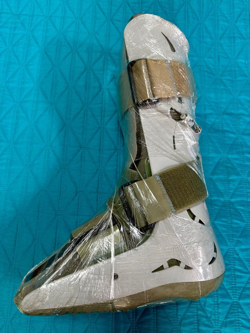 2nd Hand Orthopeadic Boot (Size SMALL) (Category: Rehabilitative Devices) located in Quezon City. Submitted by boyoyong2019 (Listing ID 1326145001, Image 1). Description: Used (but not abused) AIRCAST branded orthopeadic boot, Size SMALL. RFS:no longer needed, patient fully recovered..