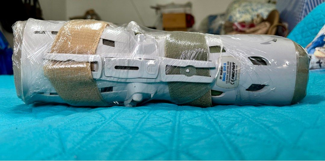 2nd Hand Orthopeadic Boot (Size SMALL) (Category: Rehabilitative Devices) located in Quezon City. Submitted by boyoyong2019 (Listing ID 1326145001, Image 3). Description: Used (but not abused) AIRCAST branded orthopeadic boot, Size SMALL. RFS:no longer needed, patient fully recovered..