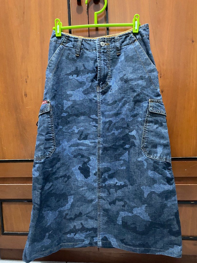 Chevingnon denim midi/maxi skirt (Category: Skirts) located in Marikina City. Submitted by moodztrbl (Listing ID 1326225816, Image 3). Description: waist: 25-26 length: 29.5 inches photos from couzy2k_ rfs: not my style anymore.