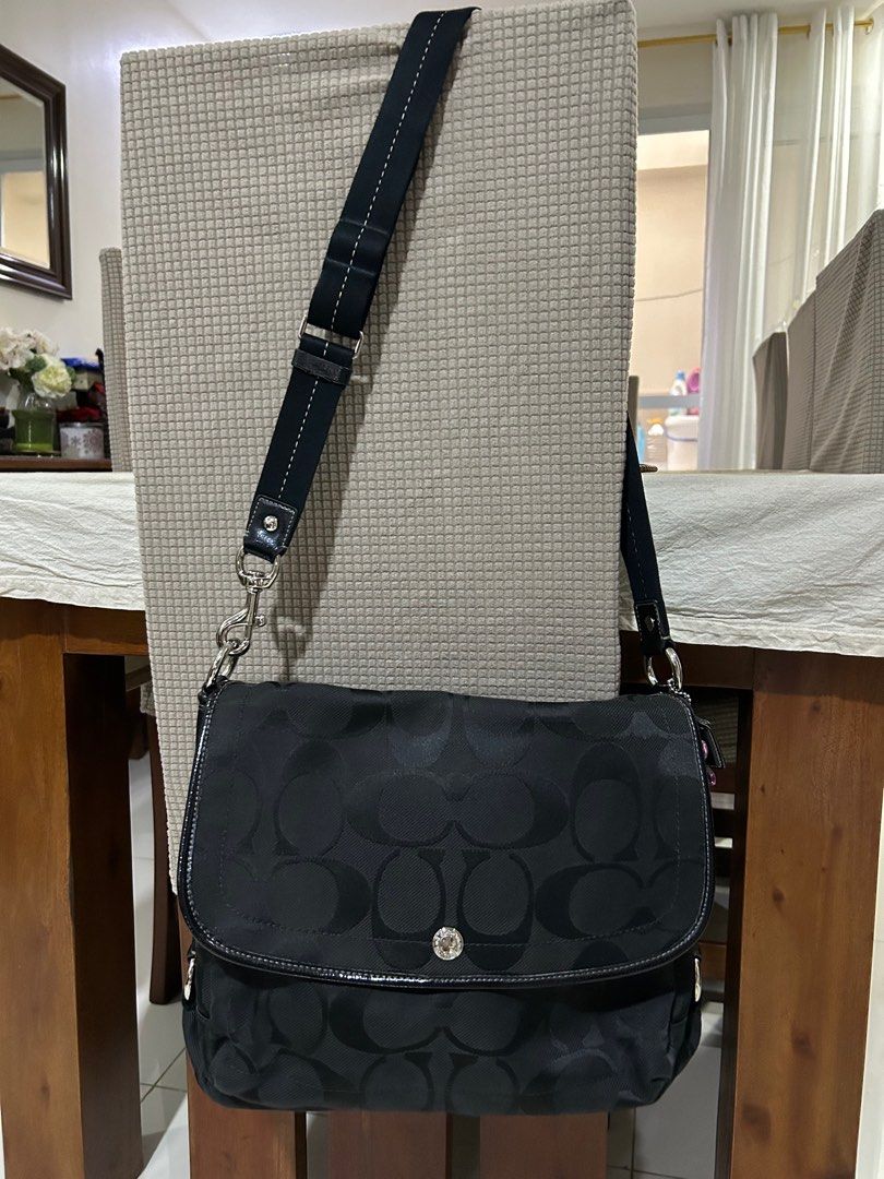 Coach sling bag (Category: Cross-body Bags) located in Paranaque City. Submitted by jnetpreloveditems (Listing ID 1326208321, Image 1). Description: Original coach Large size.