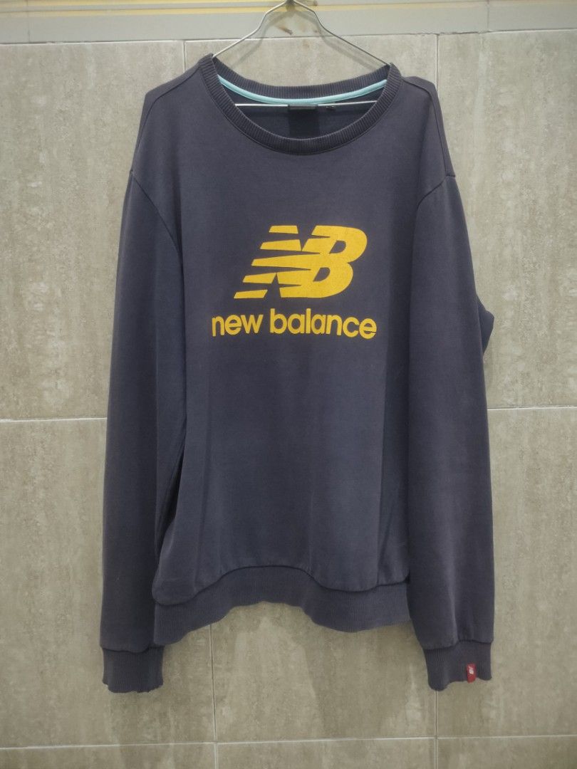 Crewneck New balance original, Fesyen Pria, Pakaian , Baju Luaran di  Carousell
