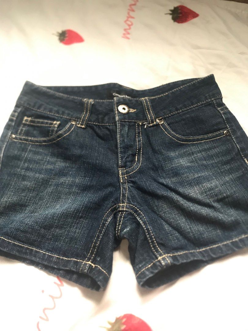 Denim Maong Shorts (Medium) (Category: Shorts) located in Rizal. Submitted by skymunch (Listing ID 1326215319, Image 1). Description: Waistline: 29 inches Length: 12 inches Payment Methods: GCash, BPI 📌Please manage your expectations 📌Color may vary due to lighting 📌No cancellation.
