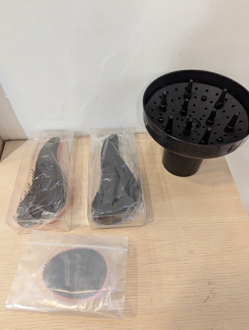 Detangle brush and diffuser (Category: Hair) located in Singapore. Submitted by xxxprincessgurlxxx (Listing ID 1326227494, Image 2). Description: Detangle brush pink (Small) $4 Detangle brush pink and blue each $8 Diffuser $5 ( Only can fit in proffesion dryer).