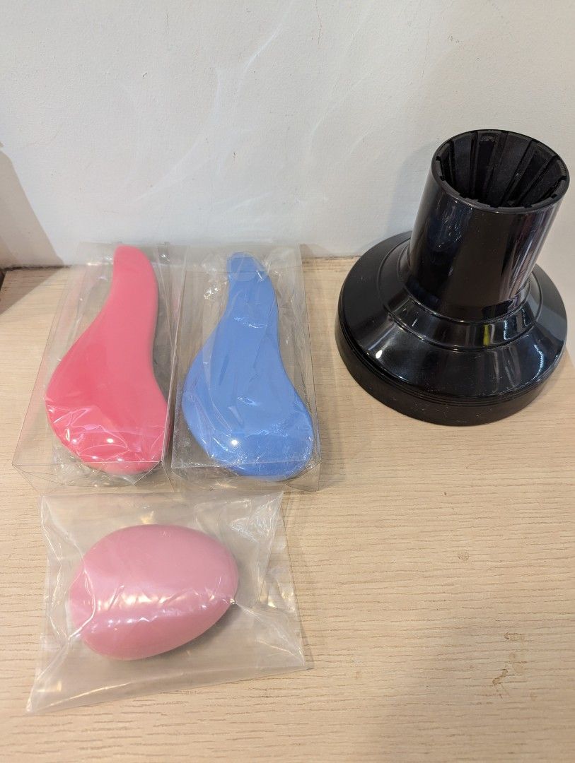 Detangle brush and diffuser (Category: Hair) located in Singapore. Submitted by xxxprincessgurlxxx (Listing ID 1326227494, Image 1). Description: Detangle brush pink (Small) $4 Detangle brush pink and blue each $8 Diffuser $5 ( Only can fit in proffesion dryer).