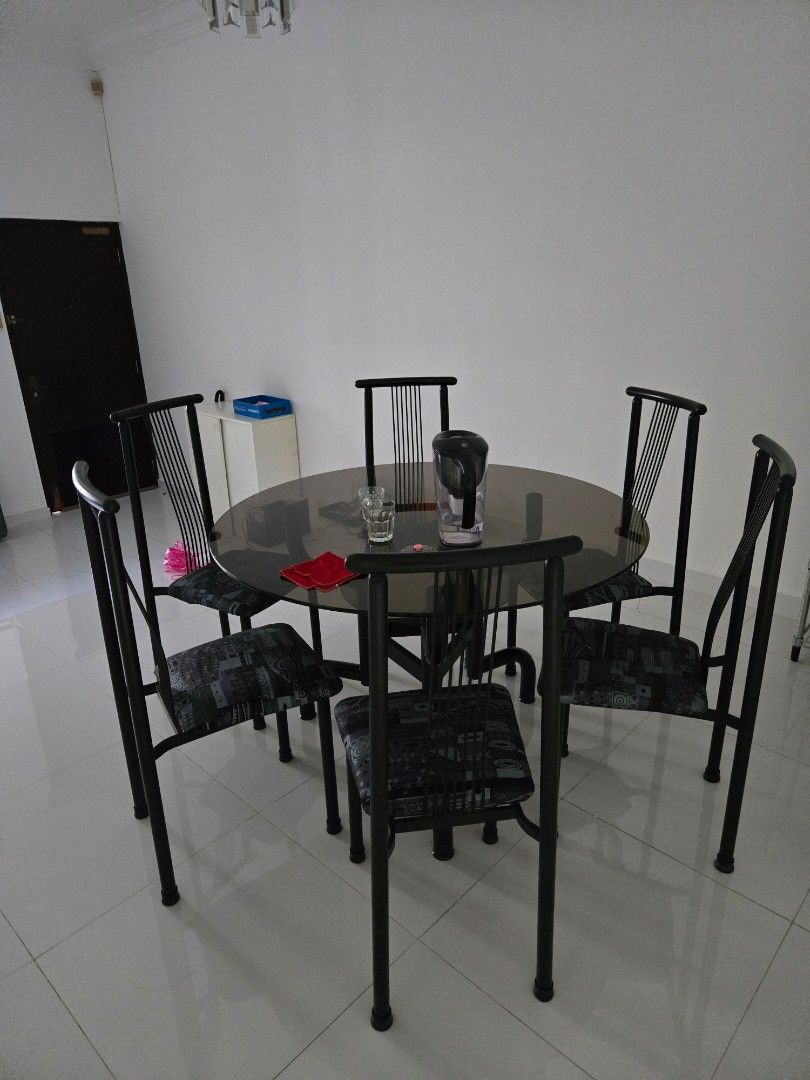Dining table set (Category: Tables & Sets) located in Singapore. Submitted by yunchi92 (Listing ID 1326186254, Image 1). Description: newly wrapped chair cushion.