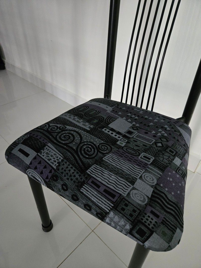 Dining table set (Category: Tables & Sets) located in Singapore. Submitted by yunchi92 (Listing ID 1326186254, Image 2). Description: newly wrapped chair cushion.