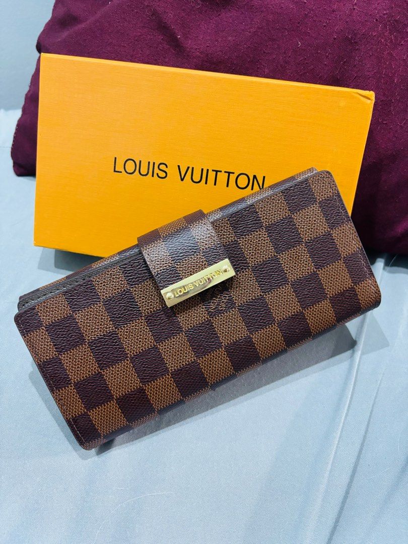 JP Preloved Lv Trifold Wallet (Category: Luxury Bags & Wallets) located in Cebu City. Submitted by day.98 (Listing ID 1326321814, Image 1). Description: selected from japan surplus genuine leather coded no flaws woth box & dustbag.