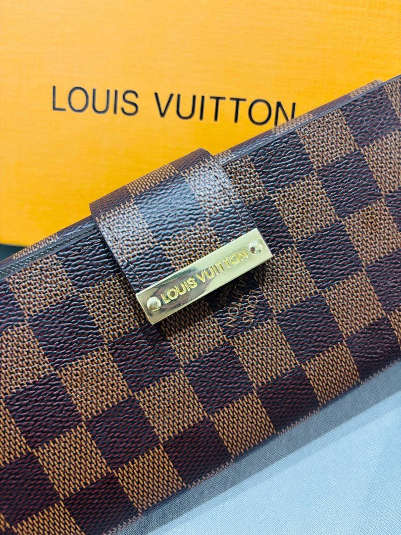 JP Preloved Lv Trifold Wallet (Category: Luxury Bags & Wallets) located in Cebu City. Submitted by day.98 (Listing ID 1326321814, Image 2). Description: selected from japan surplus genuine leather coded no flaws woth box & dustbag.